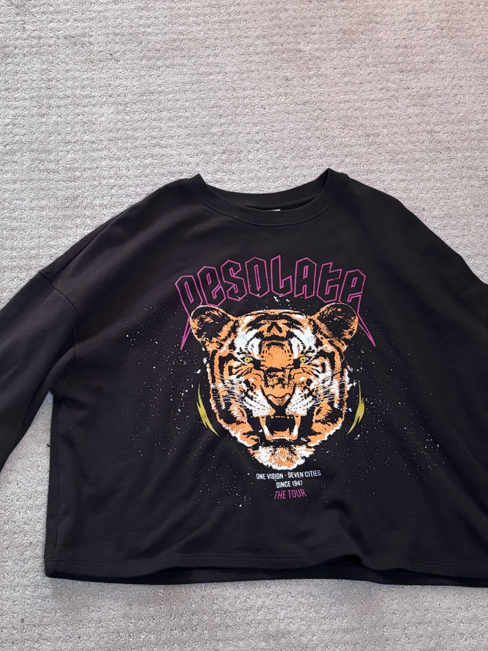 H&M Black Cropped Long Sleeve Tee with Tiger Graphic